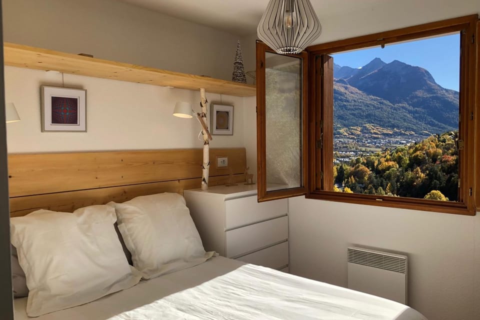 Balcony & serenity peak views Apartment in Briançon