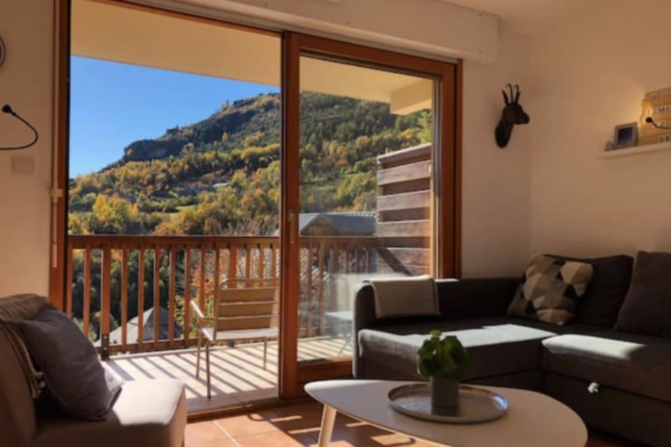 Balcony & serenity peak views Apartment in Briançon