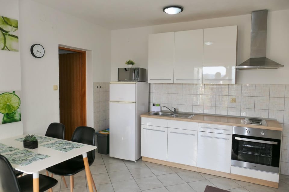 Kitchen or kitchenette, oven, stove