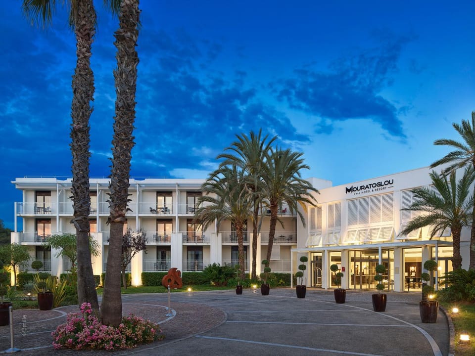 Property building, Facade/entrance, Night