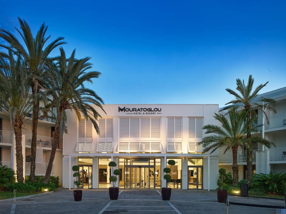 Property building, Facade/entrance, Night