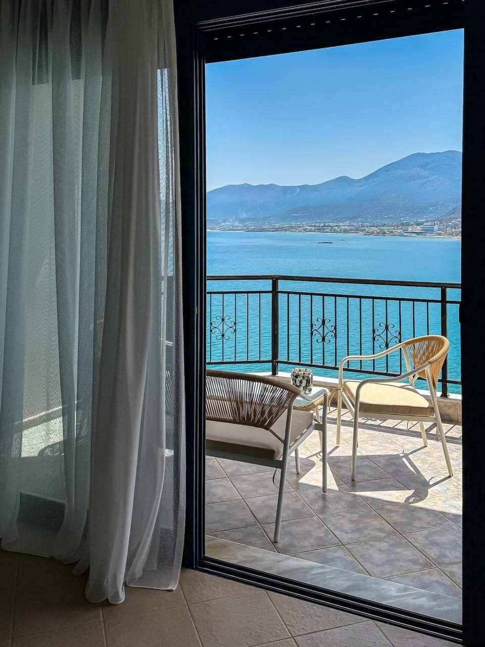 Byron's Seaside, Panoramic Sea View in Stalis Apartment in Stalida
