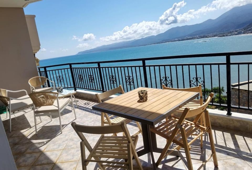 Byron's Seaside, Panoramic Sea View in Stalis Apartment in Stalida