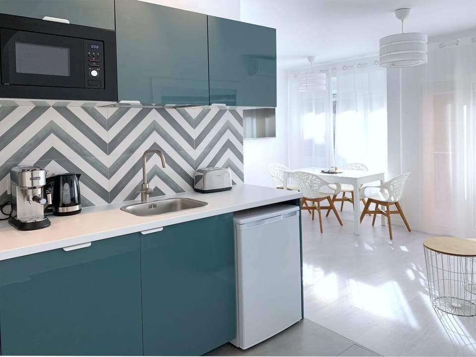 Kitchen or kitchenette, Dining area