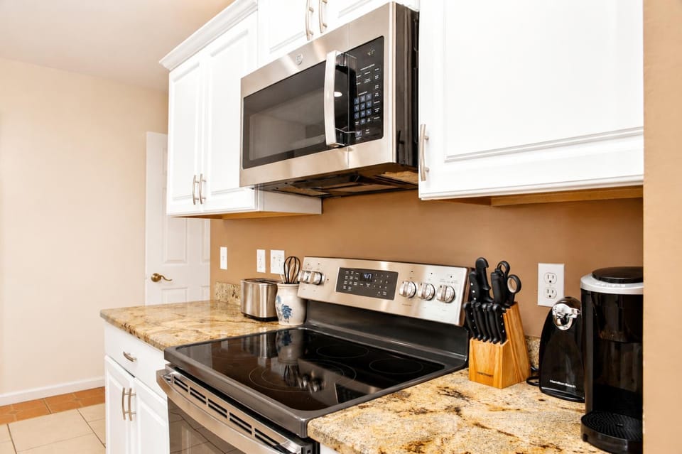 Coffee/tea facilities, Kitchen or kitchenette, dishwasher, oven, pet friendly, stove, toaster