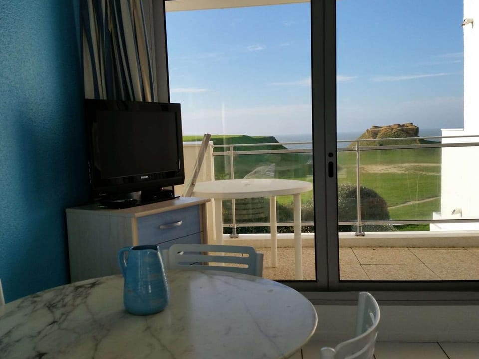 Appartement lumineux avec balcon, parking et animaux acceptés - FR-1-494-66 Apartment in Royan