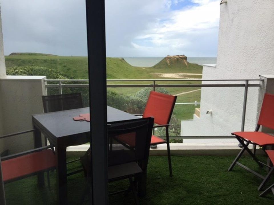 Appartement lumineux avec balcon, parking et animaux acceptés - FR-1-494-66 Apartment in Royan