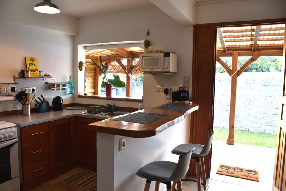 Kitchen or kitchenette, minibar