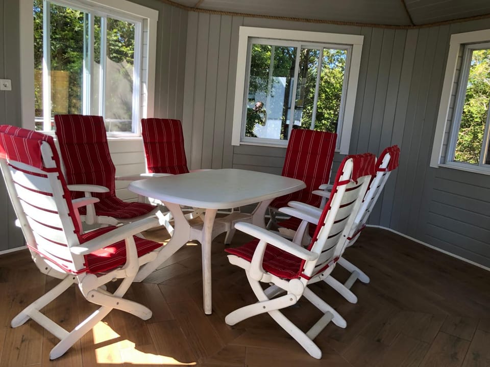 Seating area, Dining area