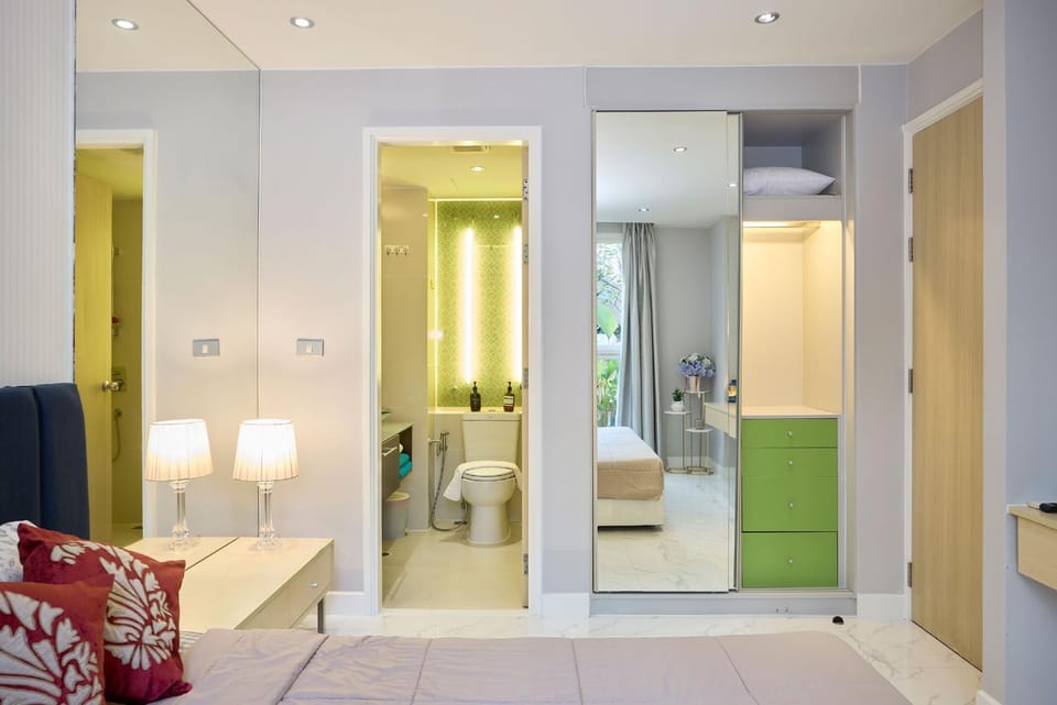 Bed, Bedroom, towels, wardrobe