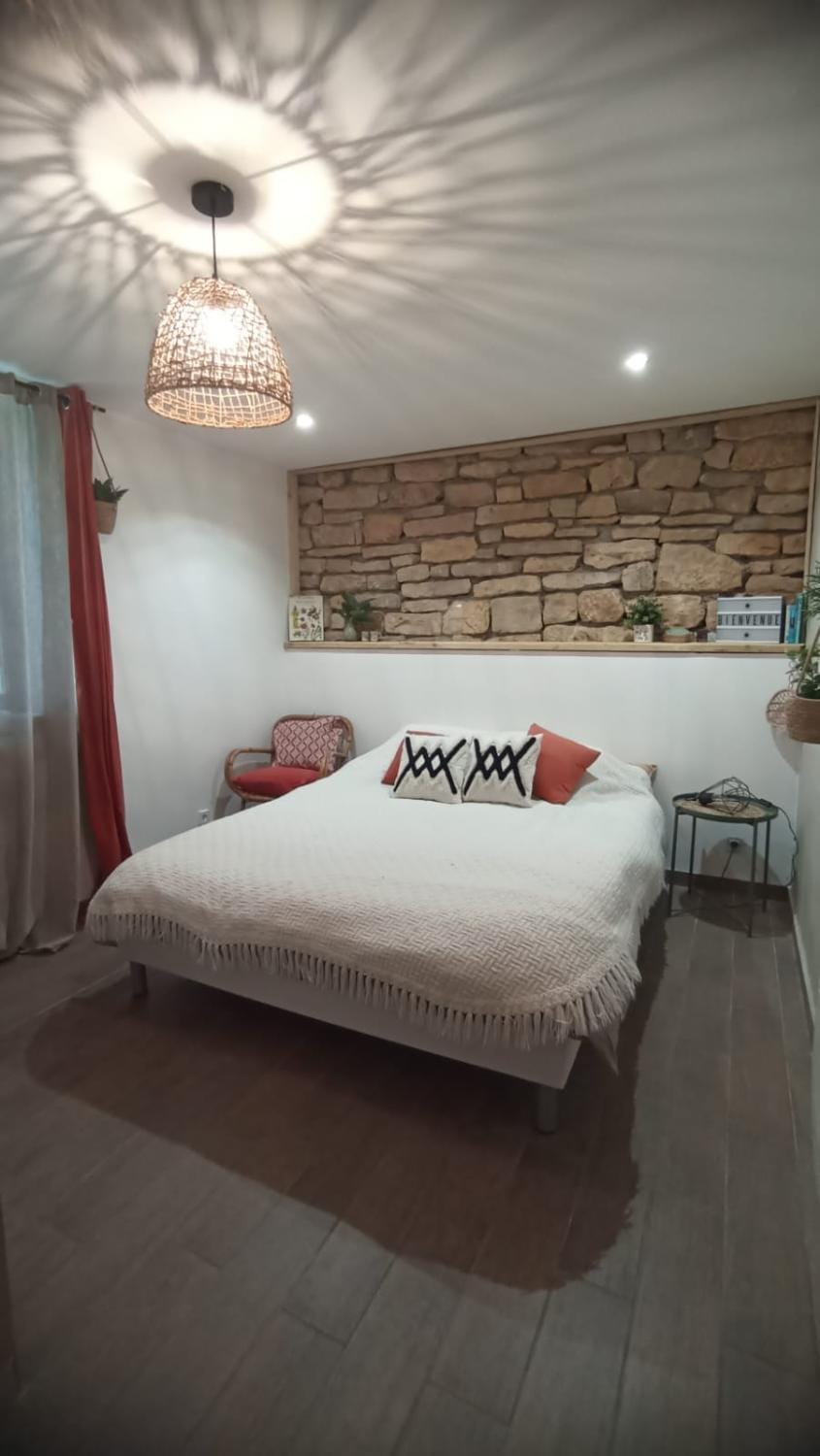 Photo of the whole room, Bedroom