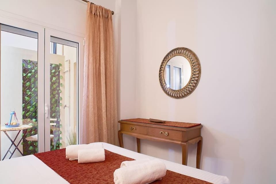 Modern Luxury Studio Near Beach & Old Harbor Fast WiFi Private Veranda Apartment in Chania