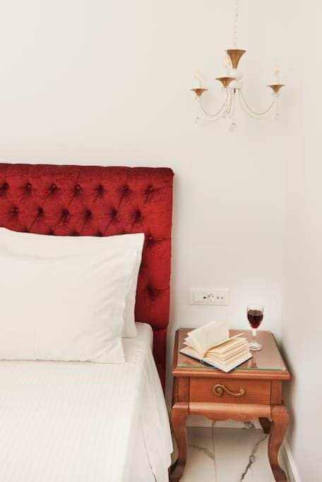 Modern Luxury Studio Near Beach & Old Harbor Fast WiFi Private Veranda Apartment in Chania
