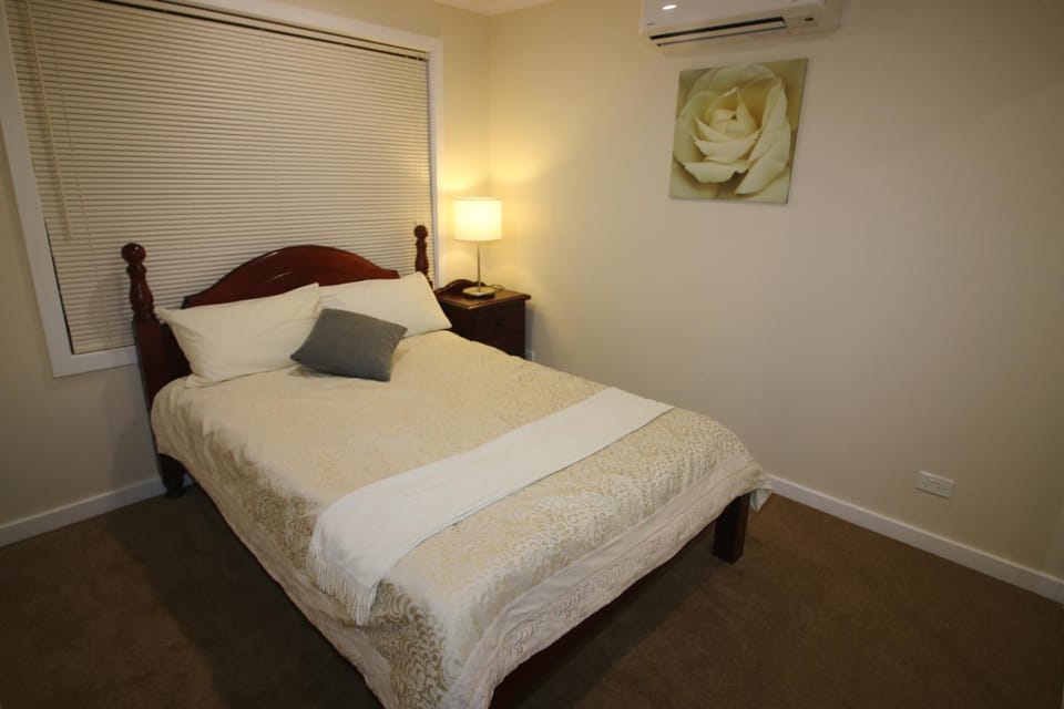 Silver House - Melbourne Airport Accommodation - 7 Minutes from Melbourne Airport Bed and Breakfast in Melbourne