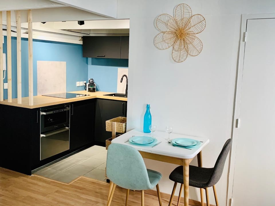 Coffee/tea facilities, Kitchen or kitchenette, Dining area