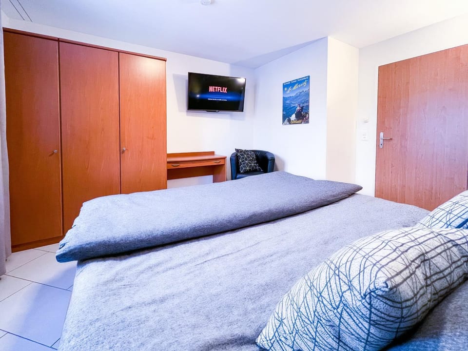 Bed, TV and multimedia, Bedroom, wardrobe