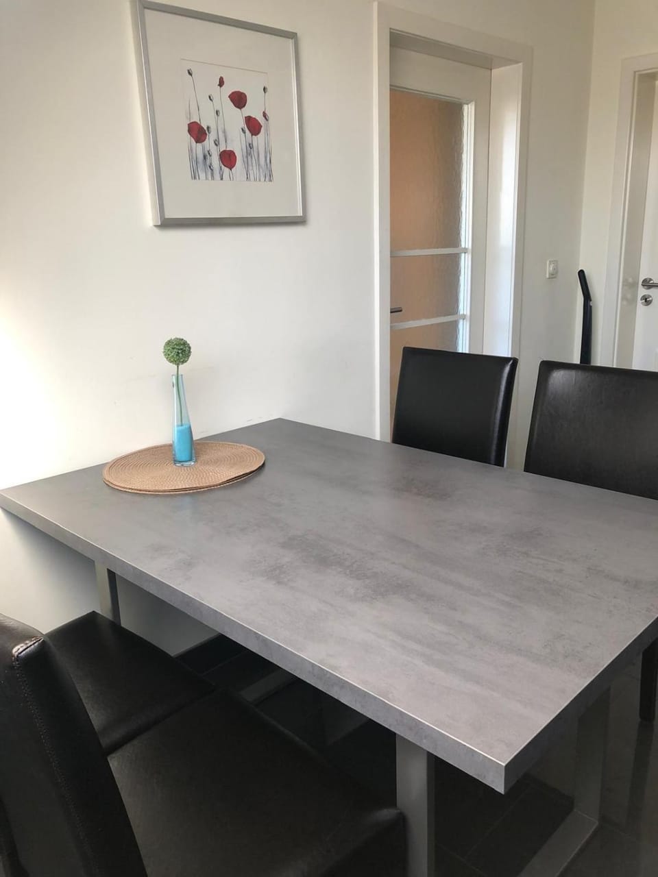 Kitchen or kitchenette, Seating area, Dining area