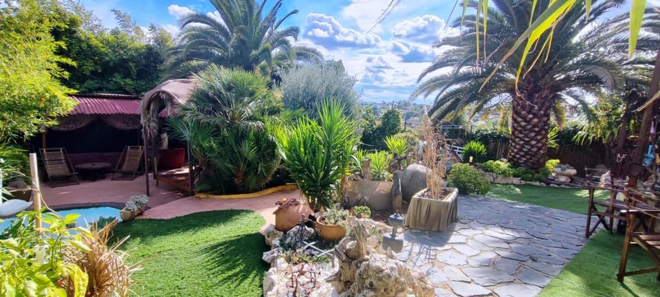Off site, Garden