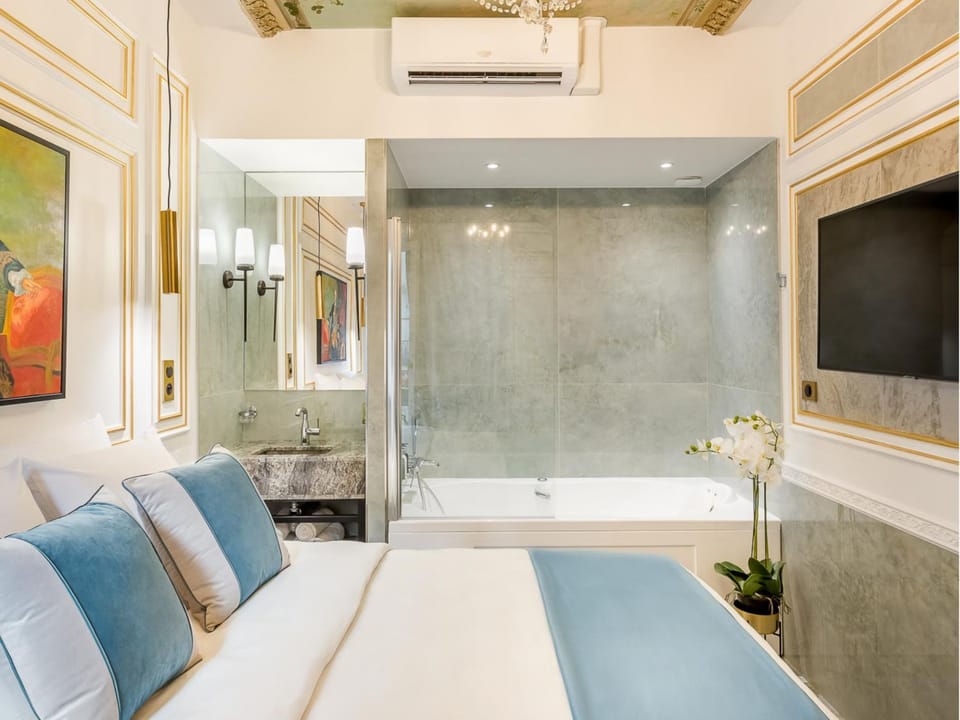 Shower, Bed, Bathroom, TV and multimedia, Photo of the whole room, Bedroom, Bath, towels