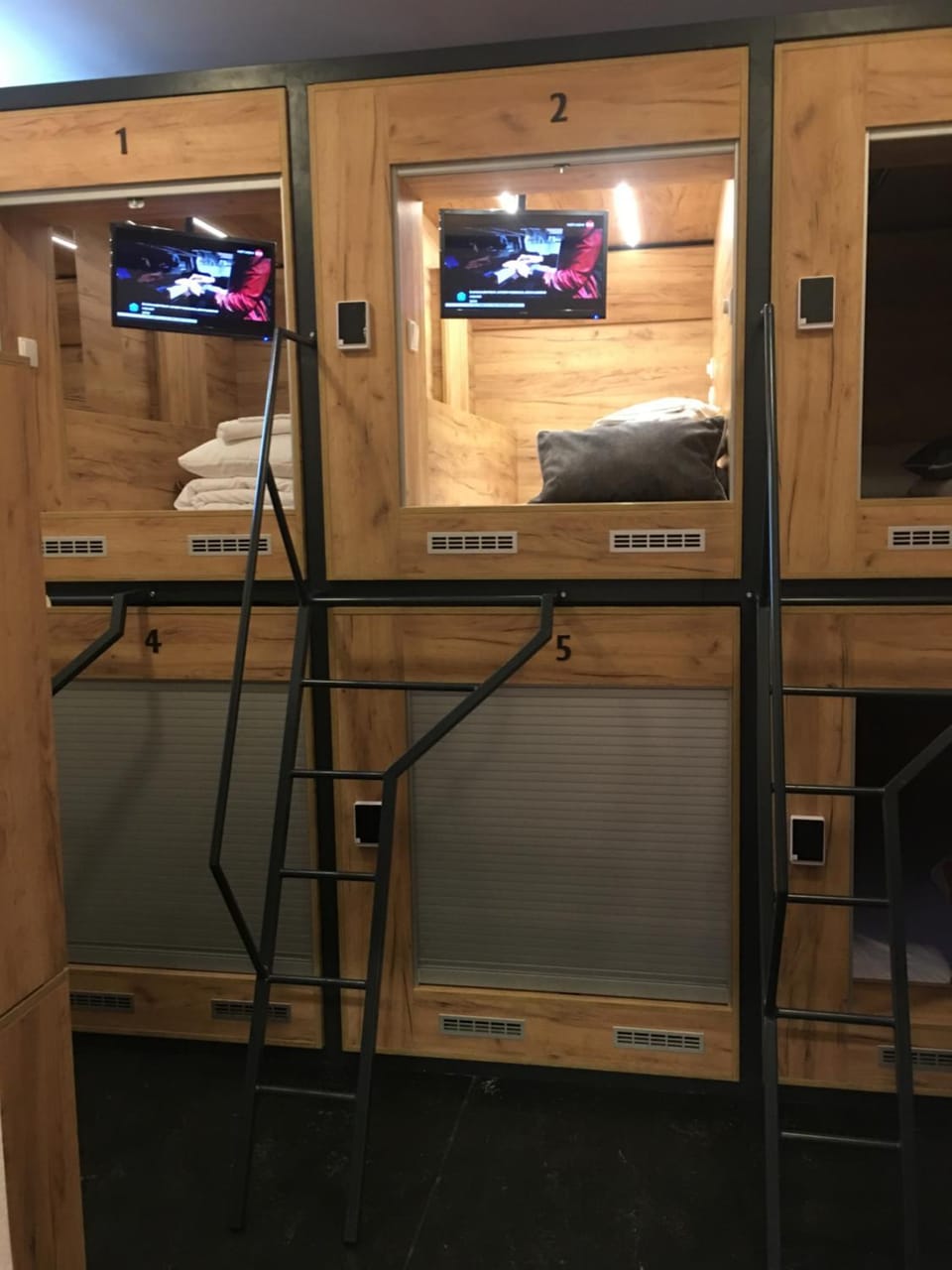 Bedroom, bunk bed