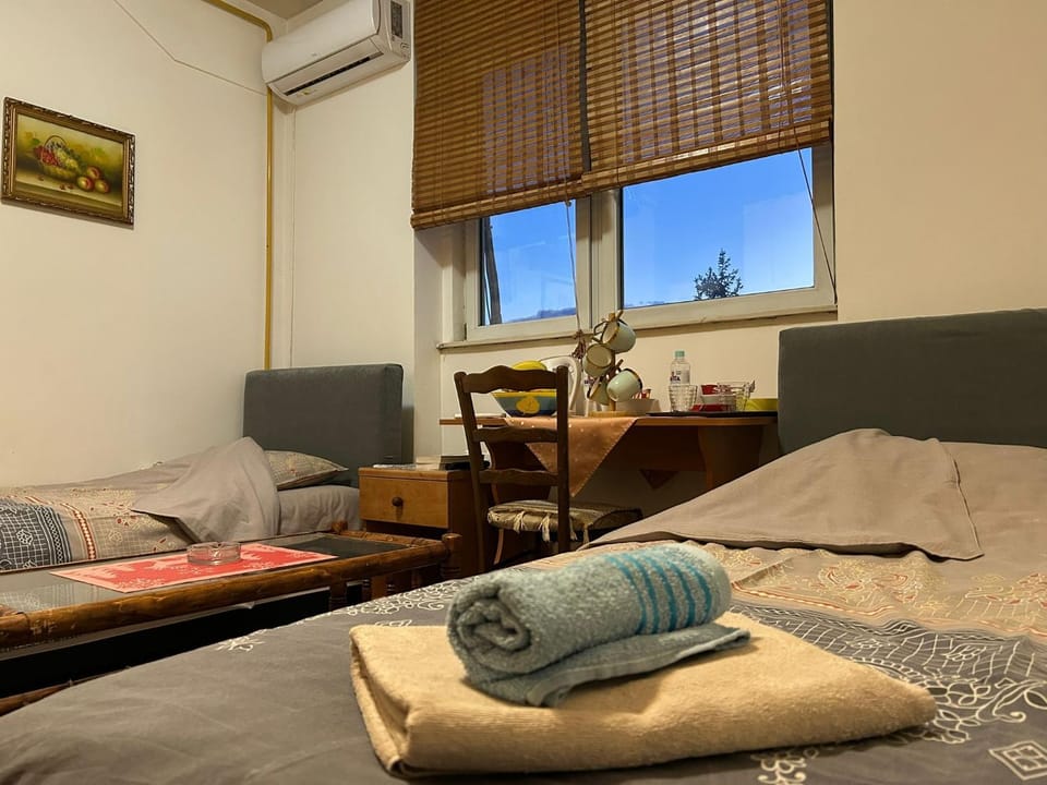 Bed, Living room, Photo of the whole room, Seating area, Bedroom, towels, air conditioner