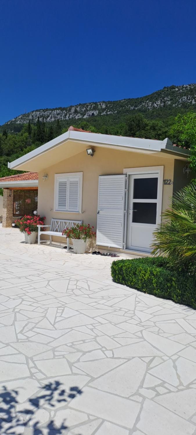 KUĆA U PRIRODI LI House in Split-Dalmatia County
