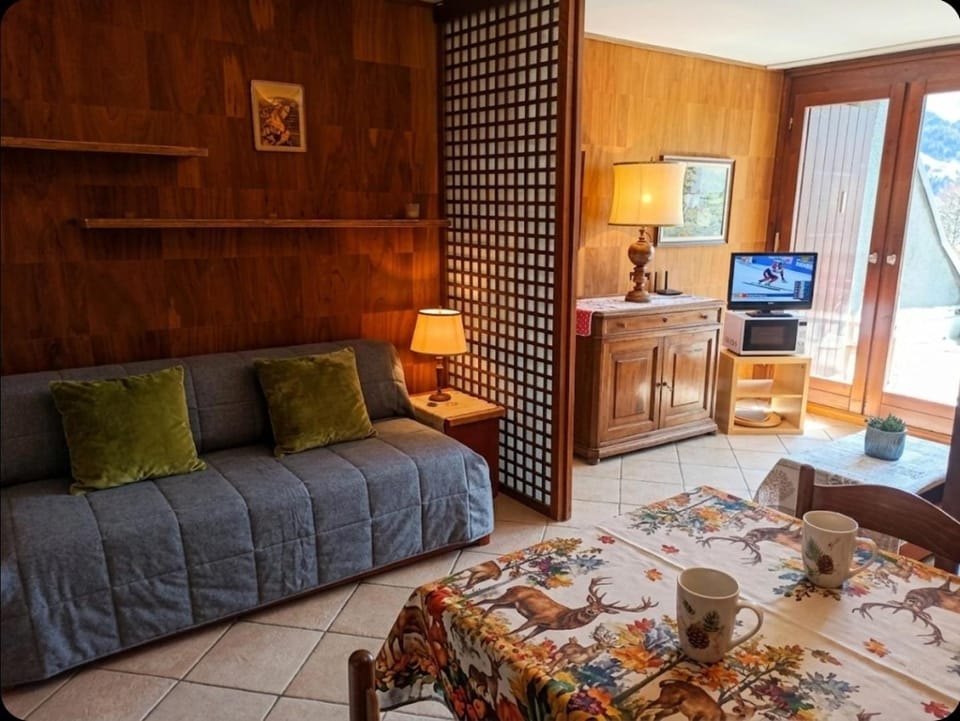 Bed, Living room, Seating area, Dining area