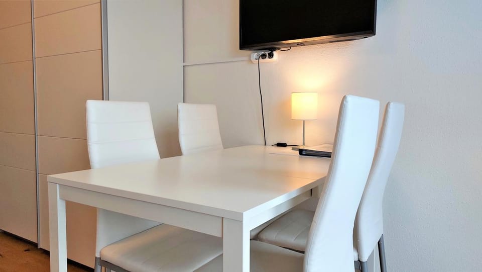 TV and multimedia, Living room, Seating area, Dining area, Bedroom