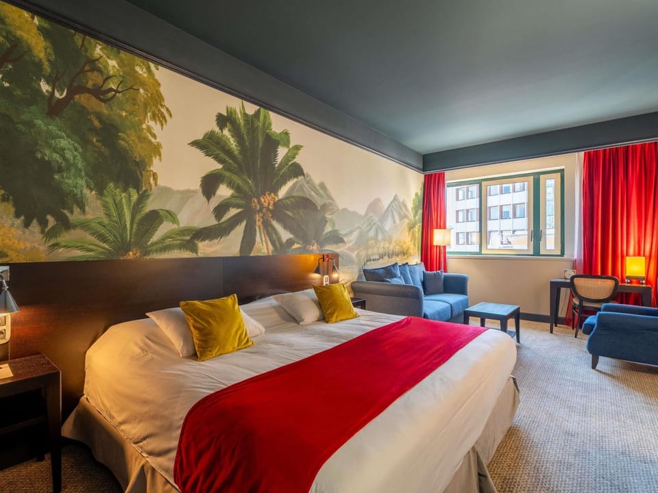 Bed, Living room, Photo of the whole room, Seating area, Bedroom