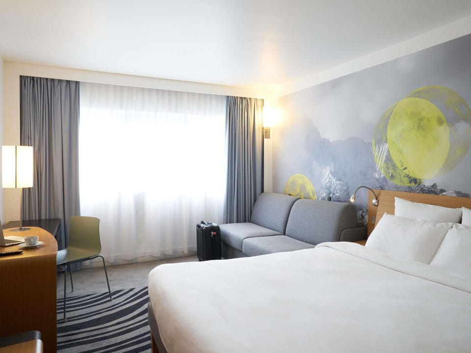 Bed, Living room, Photo of the whole room, Seating area, Bedroom