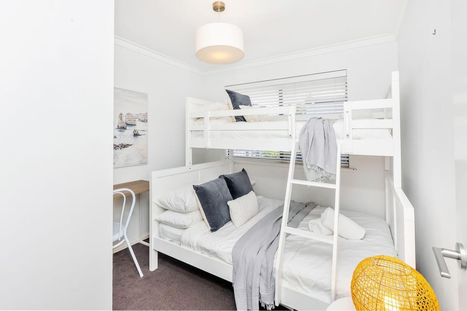Coastal convenience! Walk to the shops & cafes... Villa in Perth