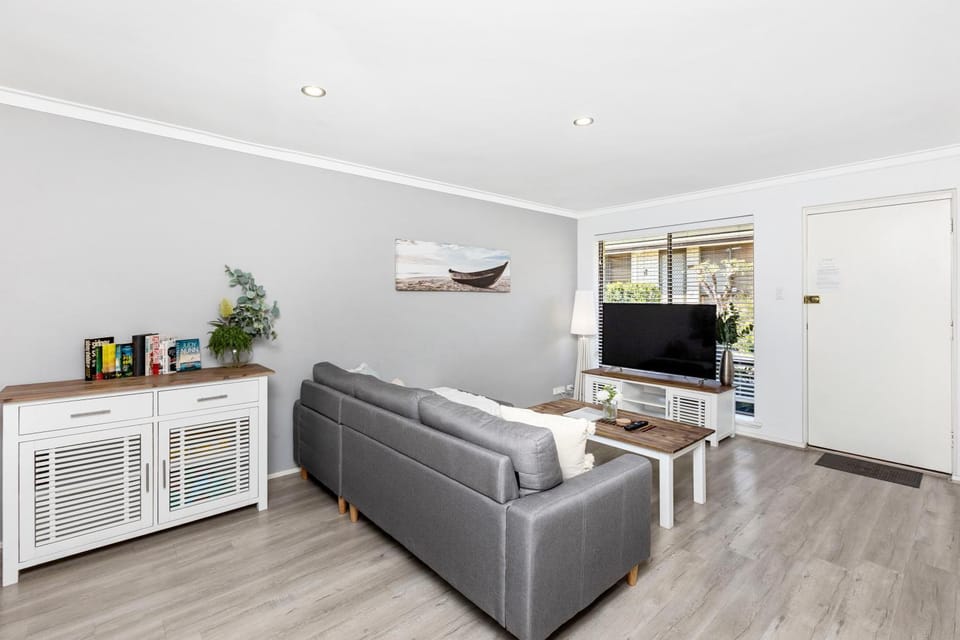 Coastal convenience! Walk to the shops & cafes... Villa in Perth