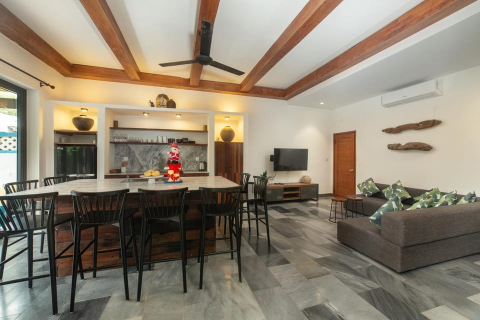 Kitchen or kitchenette, Living room, Seating area, Dining area