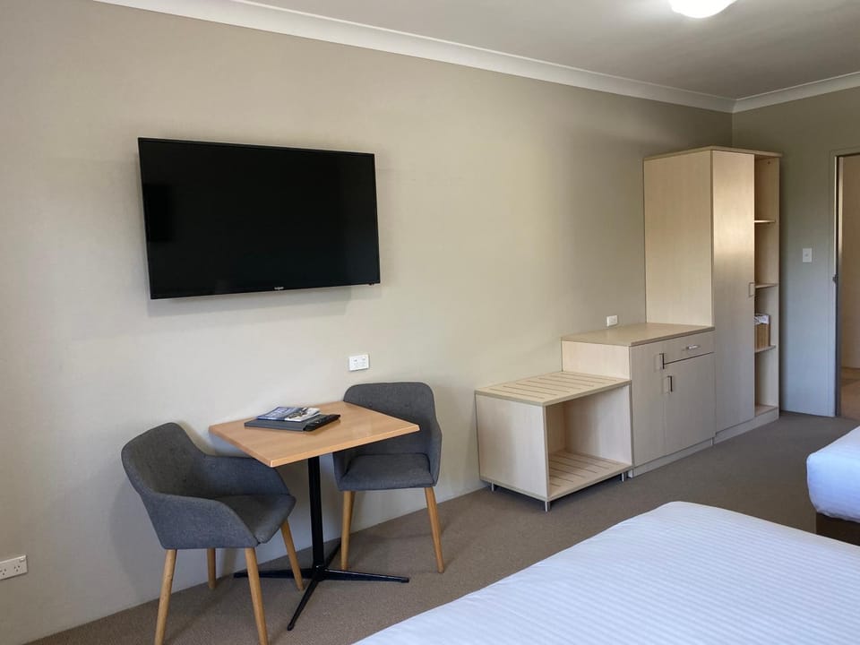 Photo of the whole room, Bedroom, wardrobe