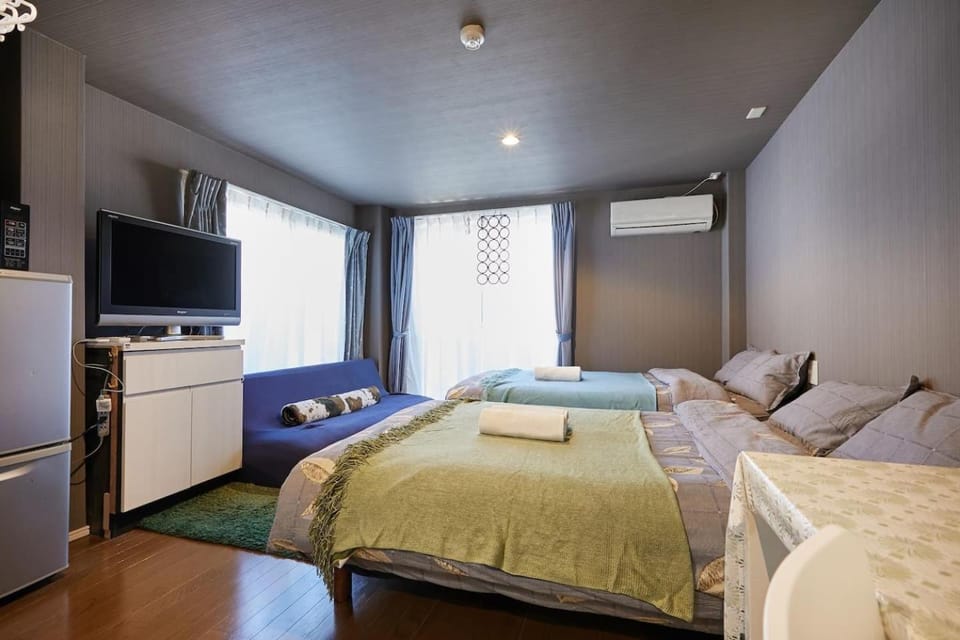 Bed, TV and multimedia, Photo of the whole room, Bedroom