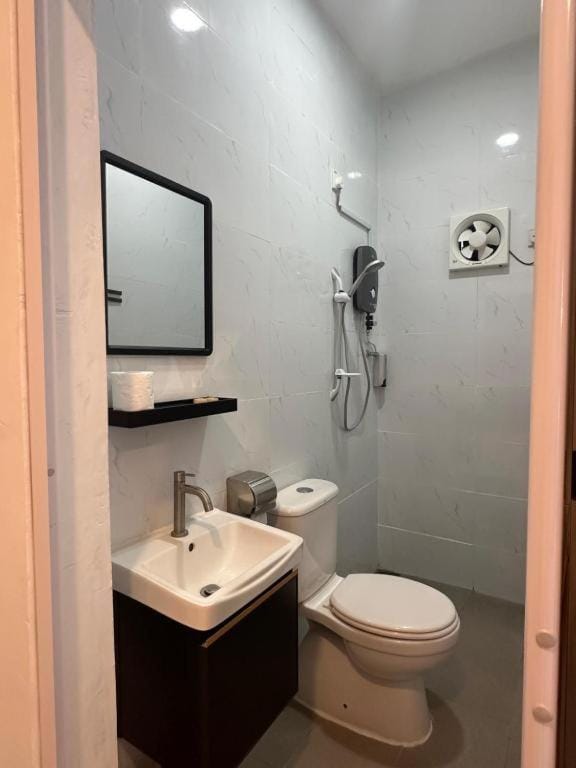 Shower, Toilet, Bathroom