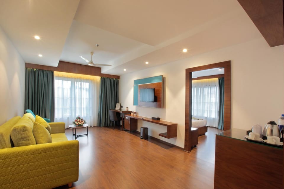TV and multimedia, Coffee/tea facilities, Living room, Seating area, Dining area
