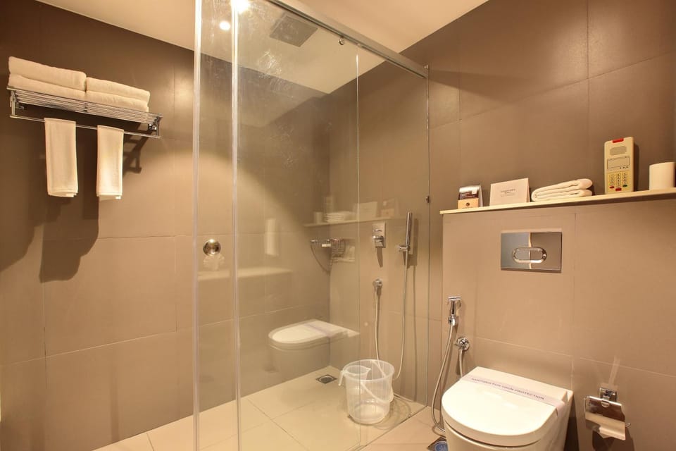 Shower, Toilet, Bathroom, towels