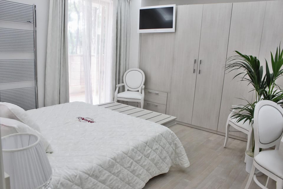 Bed, TV and multimedia, Bedroom, wardrobe