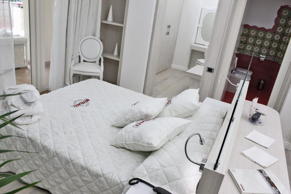 Toilet, Bed, Photo of the whole room, Bedroom