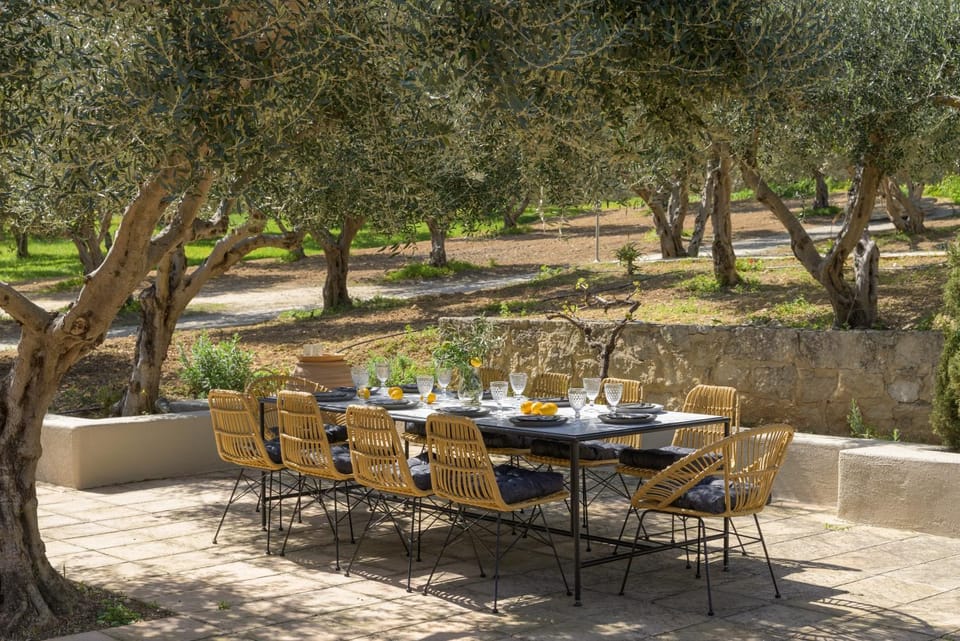 Spring, Day, Garden, Seating area, Dining area, Garden view