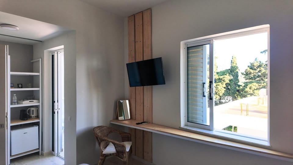 TV and multimedia, air conditioner