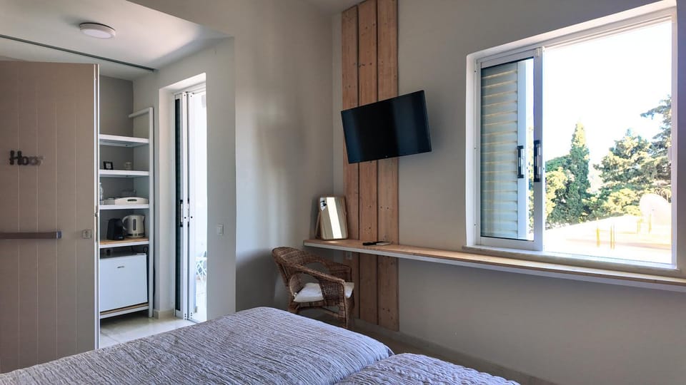 Bed, TV and multimedia, Photo of the whole room, Bedroom