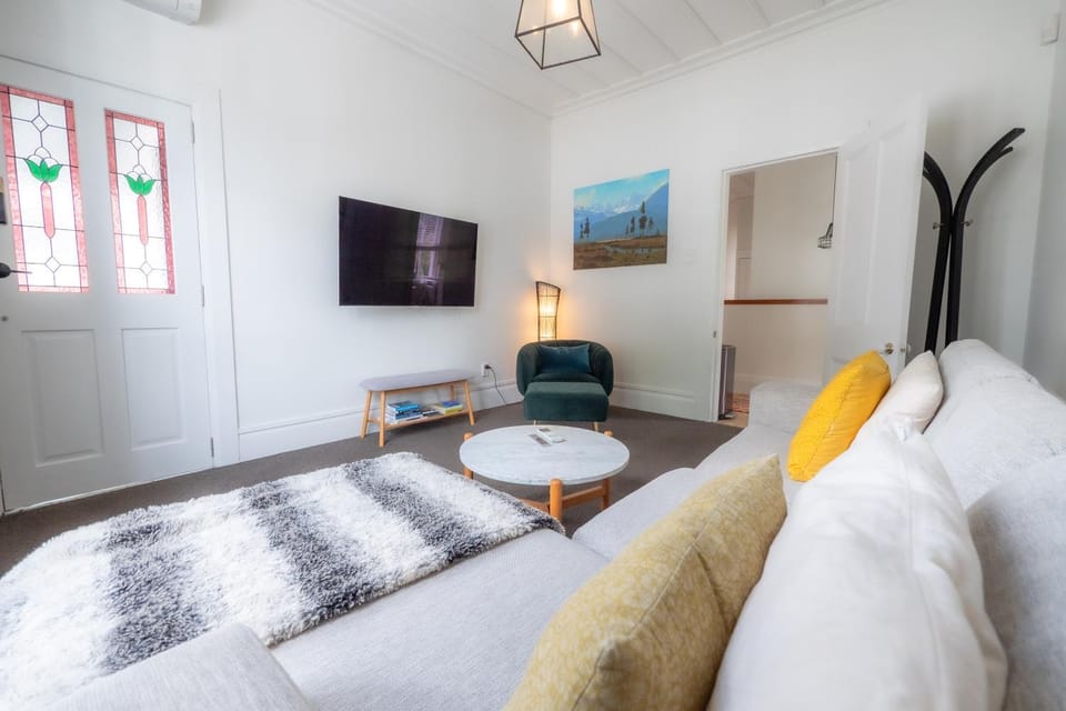 Light-filled Renovated Villa Walk to Ponsonby Road Apartment in Auckland