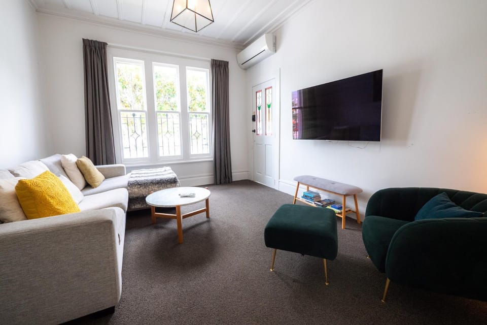 Light-filled Renovated Villa Walk to Ponsonby Road Apartment in Auckland