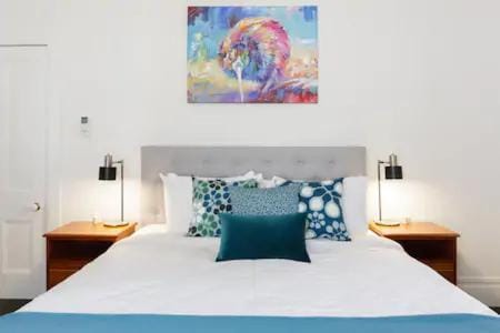 Light-filled Renovated Villa Walk to Ponsonby Road Apartment in Auckland