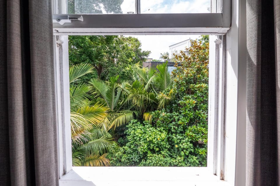 Light-filled Renovated Villa Walk to Ponsonby Road Apartment in Auckland