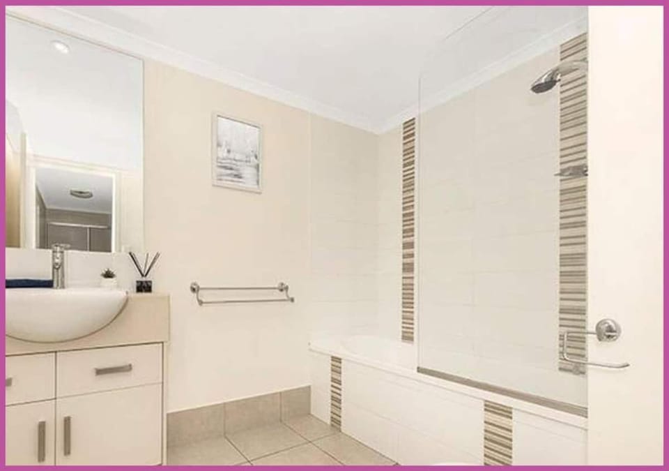 Resort-Style Apartment • 3 Pools • Close to The Strand Apartment in Queensland