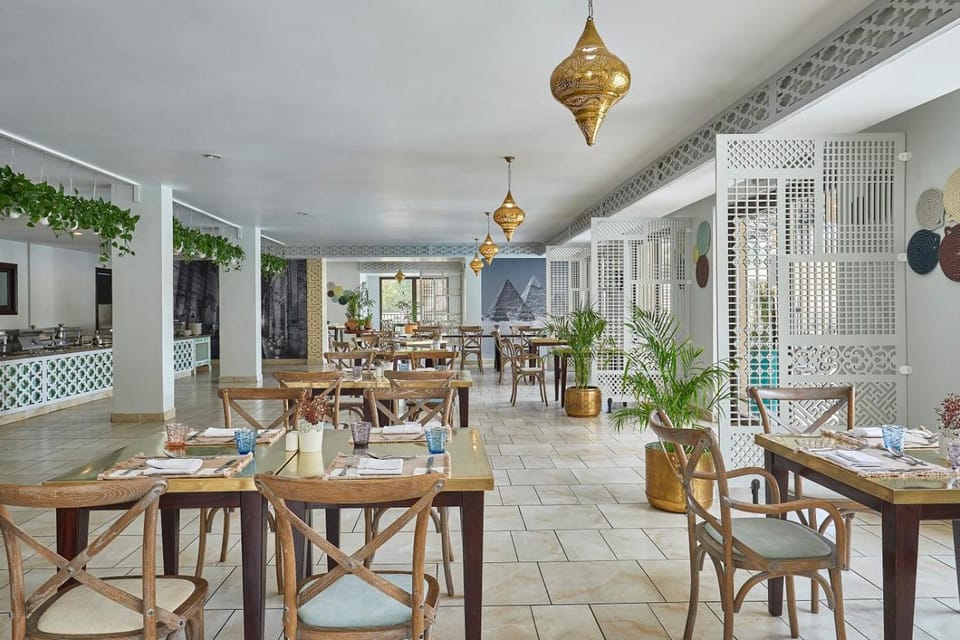 Restaurant/places to eat, Restaurant/places to eat, Pool view, Dinner