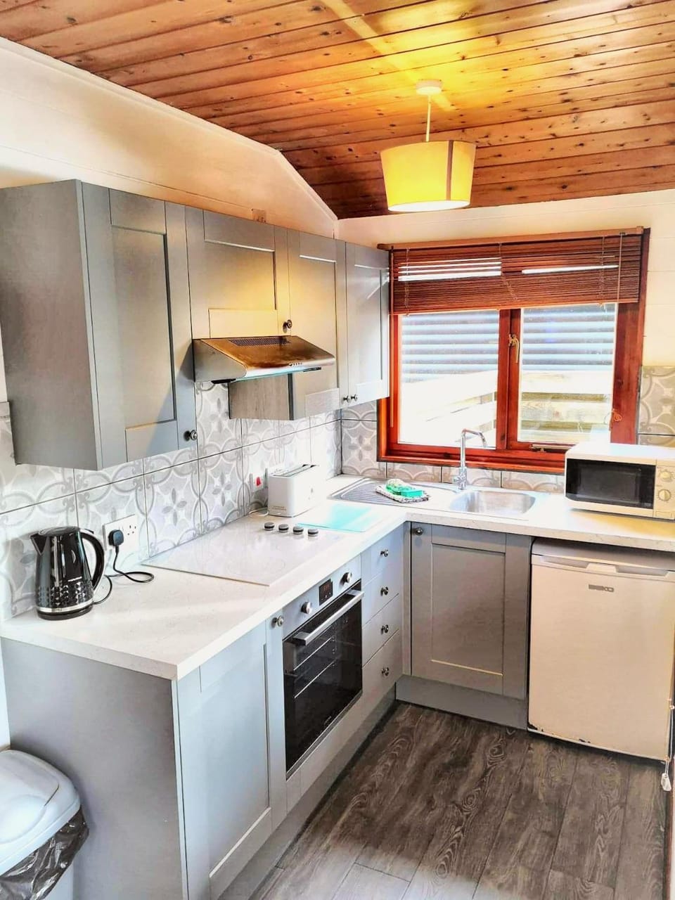 Magpie 5 Hot Tub HuntersMoon-Warminster-Bath-Wiltshire House in Warminster